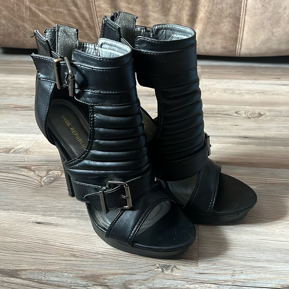 Black heels faux leather